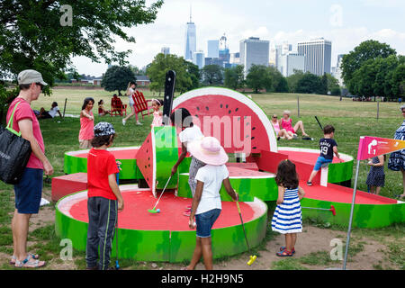 New York City,NY NYC New York Harbour,Governors Island,City of Water Day,Harbour festival,famiglia famiglie genitori bambini figli figurino mini-gol Foto Stock