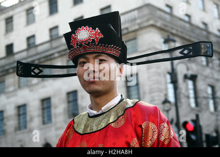 Uomo vestito in cinese tradizionale costume durante il Nuovo Anno Cinese Parade, Londra, Regno Unito. Foto Stock