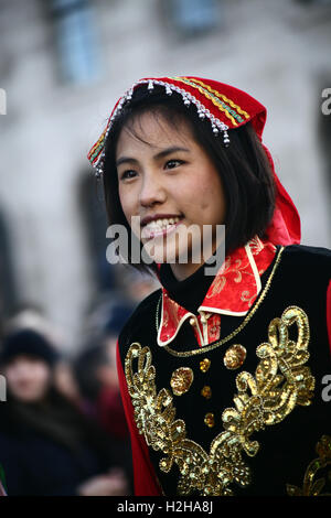 Ragazza vestita in cinese tradizionale costume durante il Nuovo Anno Cinese Parade, Londra, Regno Unito. Foto Stock