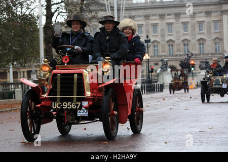 Il veterano Darrack monoposto realizzata nel 1903 passa di fronte a Buckingham Palace durante la Londra a Brighton veteran car run, Londra, Regno Unito. Foto Stock