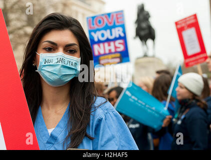 Londra, Regno Unito. Il 6 febbraio 2016. Editoriale - i medici in formazione rally, per protestare contro i piani del governo di cambiare medico NHS contratti. Foto Stock