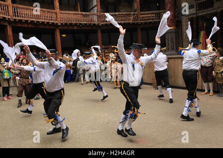 Morris ballerini eseguono a Shakespeare's Globe durante il mese di ottobre molti harvest festival, Londra, Regno Unito. Foto Stock