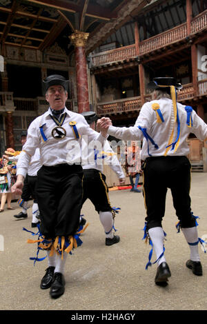 Morris ballerini eseguono a Shakespeare's Globe durante il mese di ottobre molti harvest festival, Londra, Regno Unito. Foto Stock