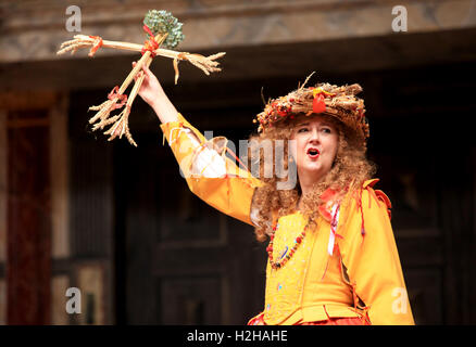 Attrice dalla parte Lions Theatre Company esegue a Shakespeare's Globe durante il mese di ottobre molti harvest festival, Londra, Regno Unito. Foto Stock