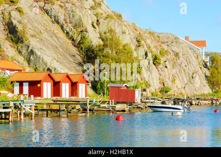 Nosund, Svezia - 9 Settembre 2016: Everyday documentario di boathouses locale e ripide scogliere lungo la passeggiata sul lungomare. Foto Stock