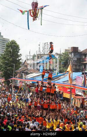 Indian folle di una piramide umana per rompere il Dahi handi una pentola di terra come parte delle celebrazioni di Janmashtami in Mumbai India Foto Stock