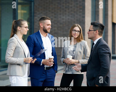 Gruppo di dirigenti moderne avente outdoor coffee break Foto Stock