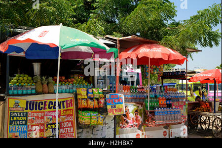 Succo di frutta si spegne al mercato indiano Foto Stock