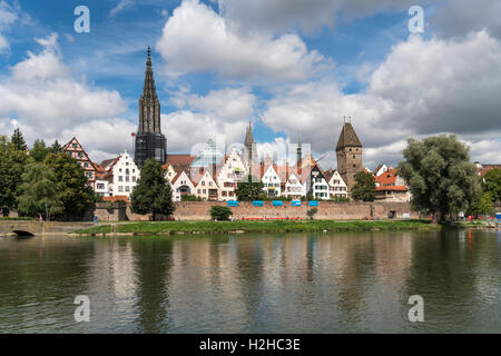 Paesaggio con fiume Danubio e l'Ulm Minster, Ulm, Baden-Württemberg, Germania, Europa Foto Stock