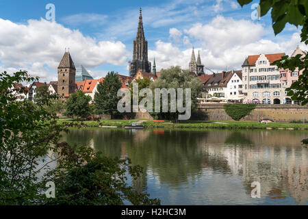 Paesaggio con fiume Danubio e l'Ulm Minster, Ulm, Baden-Württemberg, Germania, Europa Foto Stock