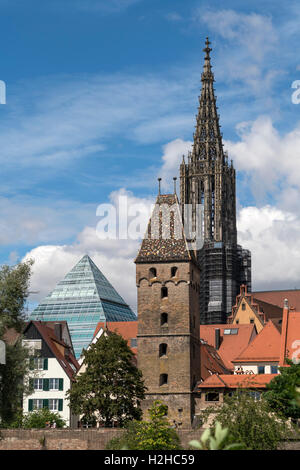 Metzgerturm o di macellerie torre con la piramide di vetro della biblioteca centrale e l'Ulm Minster, Ulm, Baden-Württemberg, Germania, Foto Stock