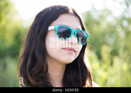 Ritratto di bella ragazza teen in occhiali da sole Foto Stock