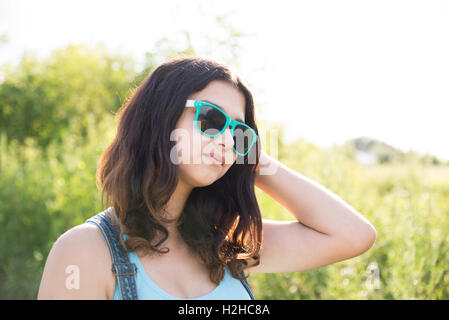 Ritratto di bella ragazza teen in occhiali da sole Foto Stock