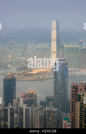 Vista su Hong Kong dal Victoria Peak, ICC e lo skyline del centro si trova al di sotto del picco al crepuscolo, Hong Kong, Cina Foto Stock