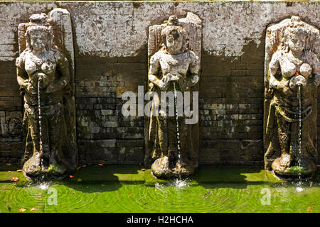 Indonesia, Bali, Goa Gajah, balneazione in piscina c11th tempio Hindu Foto Stock