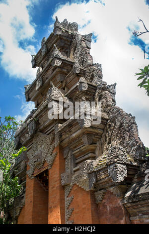 Indonesia Bali Ubud, Jalan Raya Ubud, Pura Taman Saraswati, tempio ingresso, ornati porta tradizionale Foto Stock