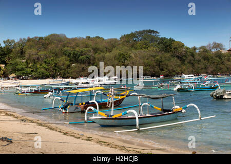 Indonesia, Bali, Padangbai, tradizionalmente dipinto barche da pesca ormeggiate nella baia Foto Stock