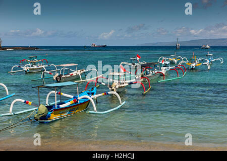 Indonesia, Bali, Padangbai, tradizionalmente dipinto barche da pesca ormeggiate nella baia Foto Stock