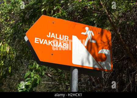 Indonesia, Bali, Padangbai, tsunami maremoto la direzione di evacuazione segno, Jalur Evakuasi Foto Stock