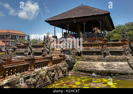 Indonesia, Bali, Semarapura, (Klungkung), Bale Kambang padiglione flottante in Palazzo Reale composto Foto Stock