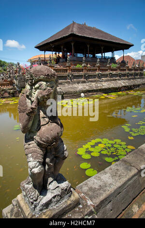 Indonesia, Bali, Semarapura, (Klungkung), Bale Kambang padiglione flottante in Palazzo Reale composto Foto Stock