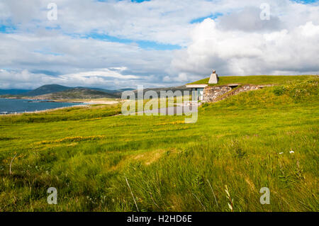 Low-profile-erba di casa con tetto a Scarista sull'Isle of Harris, affacciato Taransay & il suono di Harris nelle Ebridi Esterne. Foto Stock