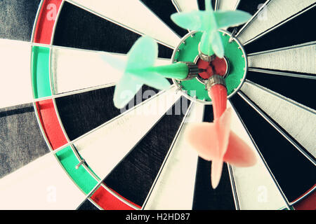 Freccette bullseye target vicino la nozione di successo Foto Stock