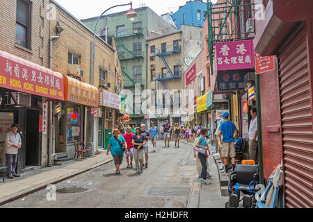 I visitatori su Doyers Street a Chinatown, in New York City. Foto Stock