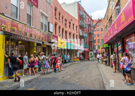 I visitatori su Doyers Street a Chinatown, in New York City. Foto Stock