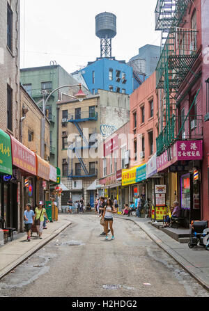 I visitatori su Doyers Street a Chinatown, in New York City. Foto Stock