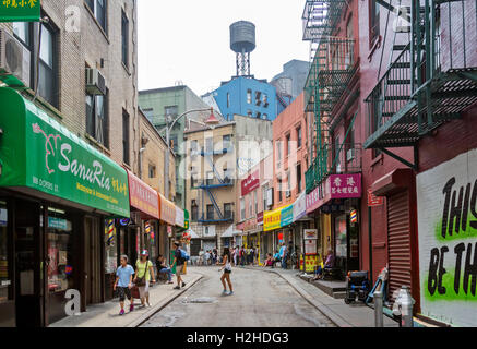 I visitatori su Doyers Street a Chinatown, in New York City. Foto Stock