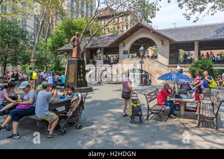 Le famiglie di cinesi americani in Columbus Park a Chinatown, New York City a giocare a scacchi cinesi, noto anche come, Xiangqi. Foto Stock