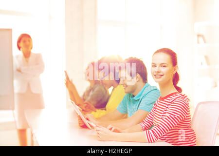 Studentessa con i compagni di classe in classe computer Foto Stock