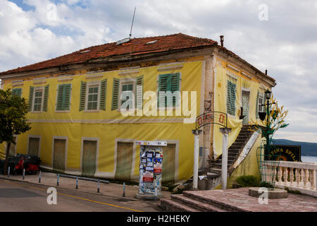 Trompe-l'oeil che coprono più di una casa di essere rinnovato, Njegoseva, Herceg Novi, Montenegro Foto Stock