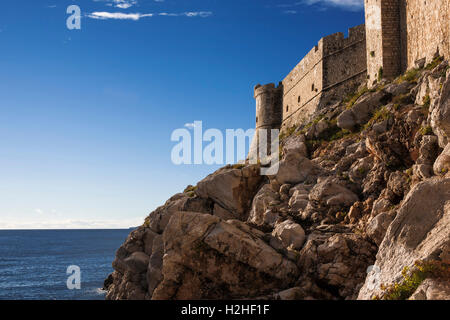 Sv. Petar torre e la città di mura difensive, stari grad, Dubrovnik, Croazia, dal Buža 2 bar Foto Stock