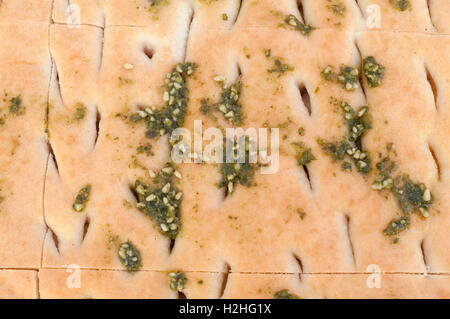 Focaccia ligure chiamato pane focaccia alla genovese con Pesto Verde, cibo tradizionale Foto Stock