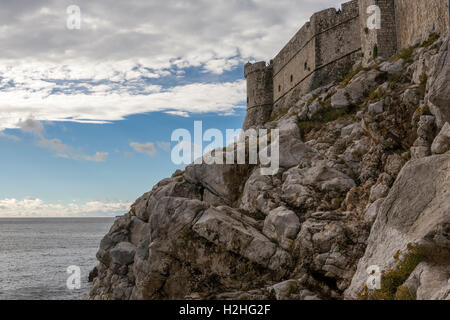 Sv. Petar torre e la città di mura difensive, stari grad, Dubrovnik, Croazia, dal Buza 2 bar Foto Stock