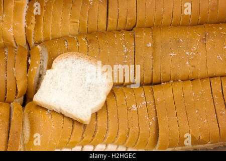 Pane bianco petite o sandwich collocato nella casella carta. closeup. Un mucchio di mini toast Foto Stock