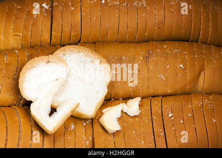 Pane bianco petite o sandwich collocato nella casella carta. closeup. Un mucchio di mini toast Foto Stock