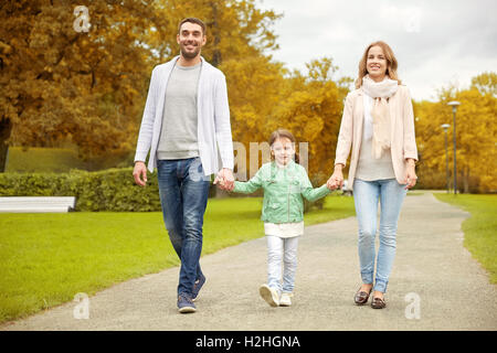 La famiglia felice passeggiate nel parco di autunno Foto Stock