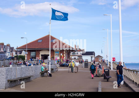 Spiaggia Bandiera Blu bandiera sul lungomare, Hornsea, East Riding, nello Yorkshire, Inghilterra Foto Stock