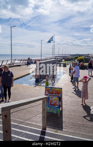 Piscinetta per bambini sul lungomare, Hornsea, East Riding, nello Yorkshire, Inghilterra Foto Stock