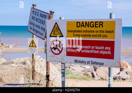 Ministero della Difesa ordigni inesplosi cartelli di avvertimento, Mappleton beach, vicino Hornsea, East Riding, nello Yorkshire, Inghilterra Foto Stock