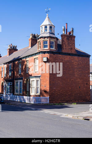 Una estremità di Victorian-terrazza casa con una torretta e orologio, Ashford, East Riding, nello Yorkshire, Inghilterra