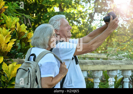 Coppia di anziani riposo a resort tropicale Foto Stock
