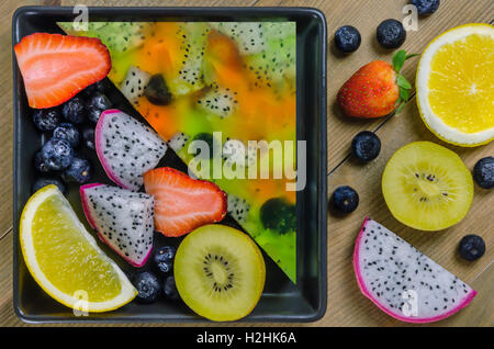 Vista dall'alto di miste di gelatine di frutta ( fragola, mirtillo, kiwi, arancione Drago frutto ) Foto Stock