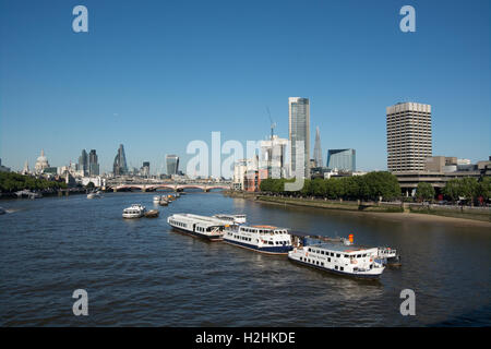 La vista dal ponte di Waterloo guardando ad est. A sinistra è la Cattedrale di St Paul e come si guarda a destra la città di Londra e alla South Bank Foto Stock