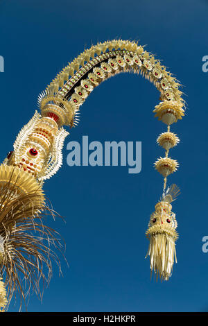 Indonesia Bali Ubud, Kuningan festival, decorazione penjor inarcamento su strada Foto Stock