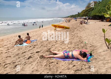 Indonesia Bali Kuta, turisti sulla spiaggia Foto Stock