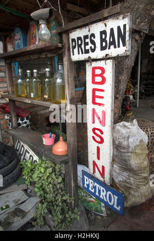 Indonesia Bali Ubud, Jalan Raya Peliatan, benzina per la vendita al di fuori del negozio Foto Stock